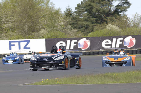 David Falch og Tommy Schröter satte tempoet, da der søndag var Danmarkspremiere på Peugeot Spider Cup på FDM Jyllandsringen. Med en sejr hver deler de nu førstepladsen i mesterskabet.